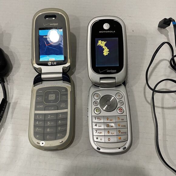 Verizon LG & Motorola Flip Phone W/ Accessories Pre Owned - Picture 4 of 6